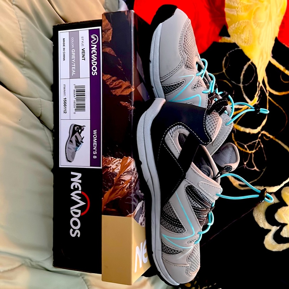 Nevados size 8 women shoe